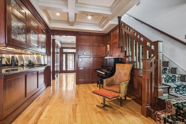 Building Photo - 945 Waverly St