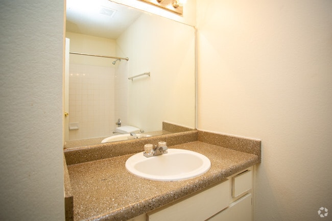 C3 3BDx2BA 1000SF - Canterbury Crossing Apartments