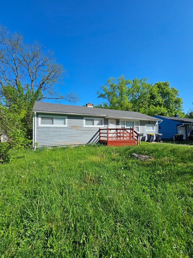 Building Photo - 4 bedroom 2 bath, must see inside!