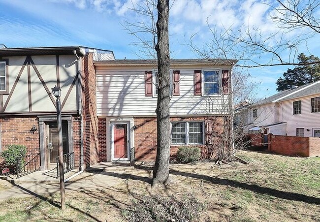 Building Photo - END UNIT 3BD/2.5BA Townhome in Lexington Commons