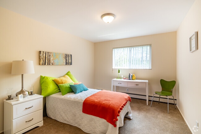 2BR, 1BA - 900SF - Bedroom