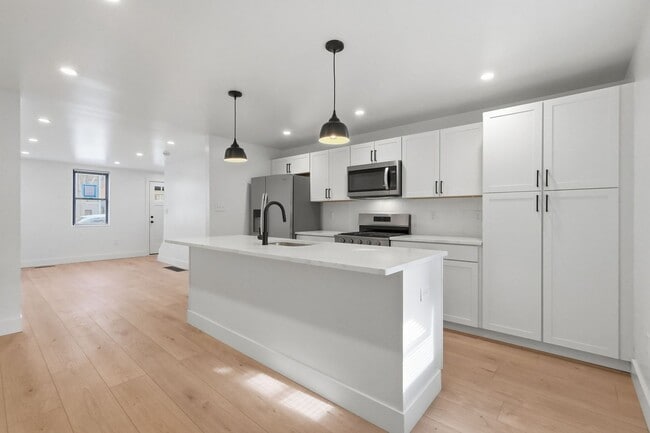 Building Photo - Brand New 3 bed, 2 bath Remodel located in the South Side Flats