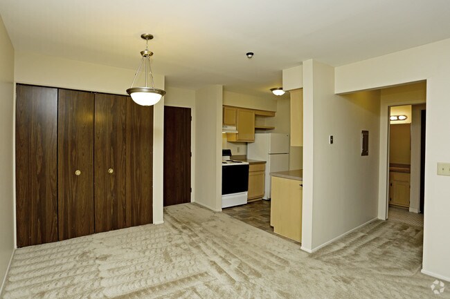 1BR, 1BA - 700 SF