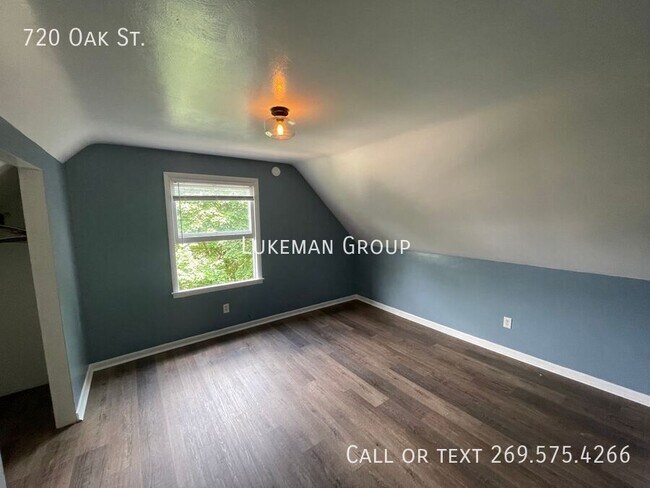 Photo - 720 Oak St