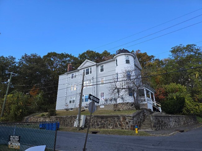 Building Photo - 197 Chestnut Ave Unit 2nd floor