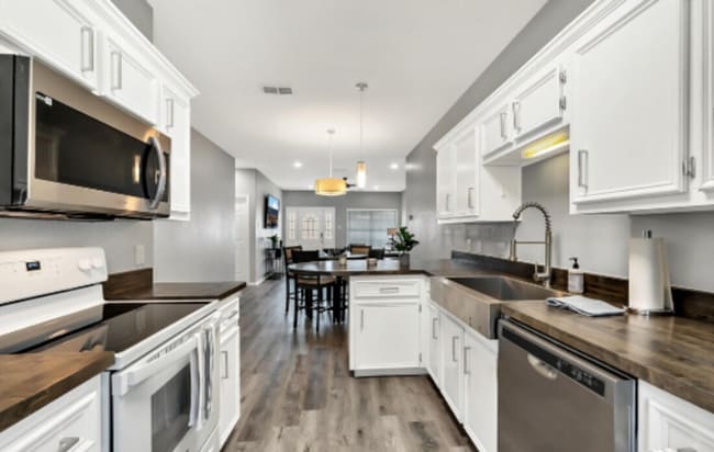 Photo - Partially Furnished 4 bed 4 bath near campus!