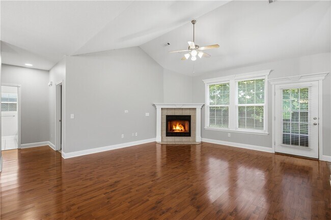 Photo - 305 NW Palomino St
