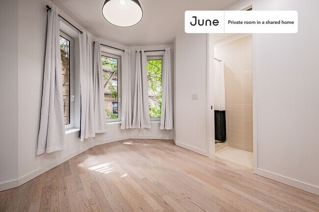 Room in Shared 4 bed/4 bath home in Ditmas Park