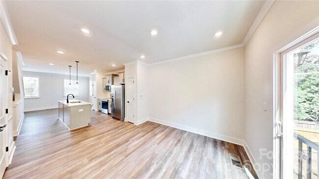 Photo - 3640 Spencer St