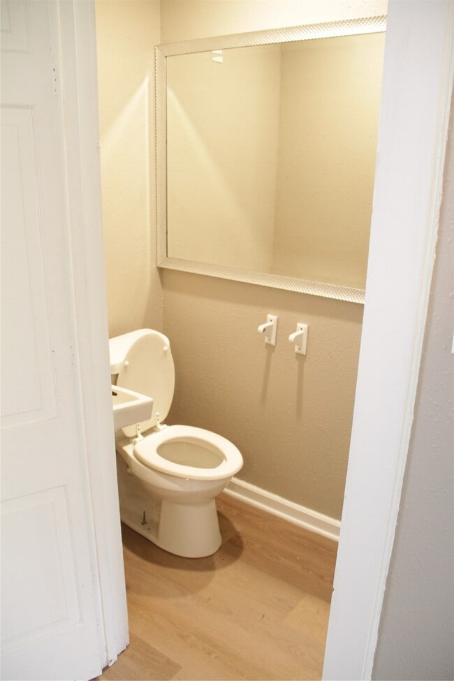 Photo - 5400 Sheldon St