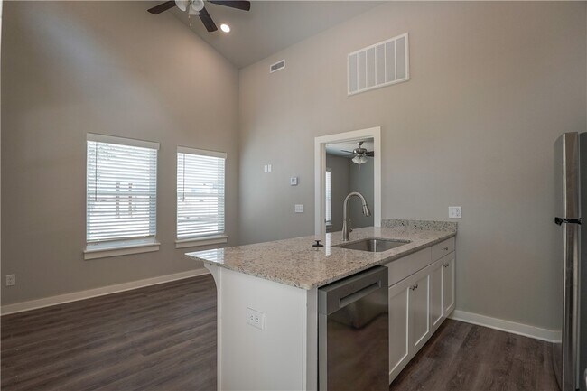 Photo - 748 N Honey Locust Bnd