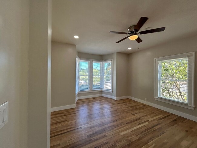 Building Photo - Gorgeous 3 Bed + Bonus Room, 2 Bath Spacio... Rental