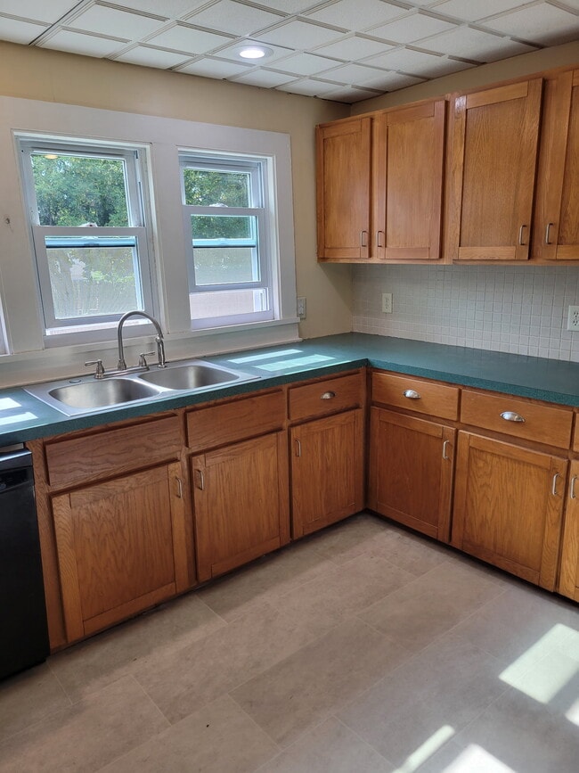 Building Photo - 75 E Main St Unit 75 East Main Street Rental