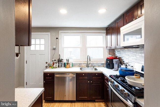 Building Photo - 140 Wendover St