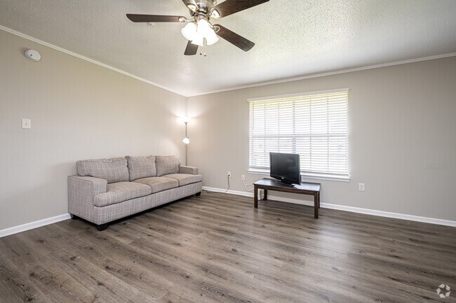 3BR, 1.5BA - 1,006SF - Living Room