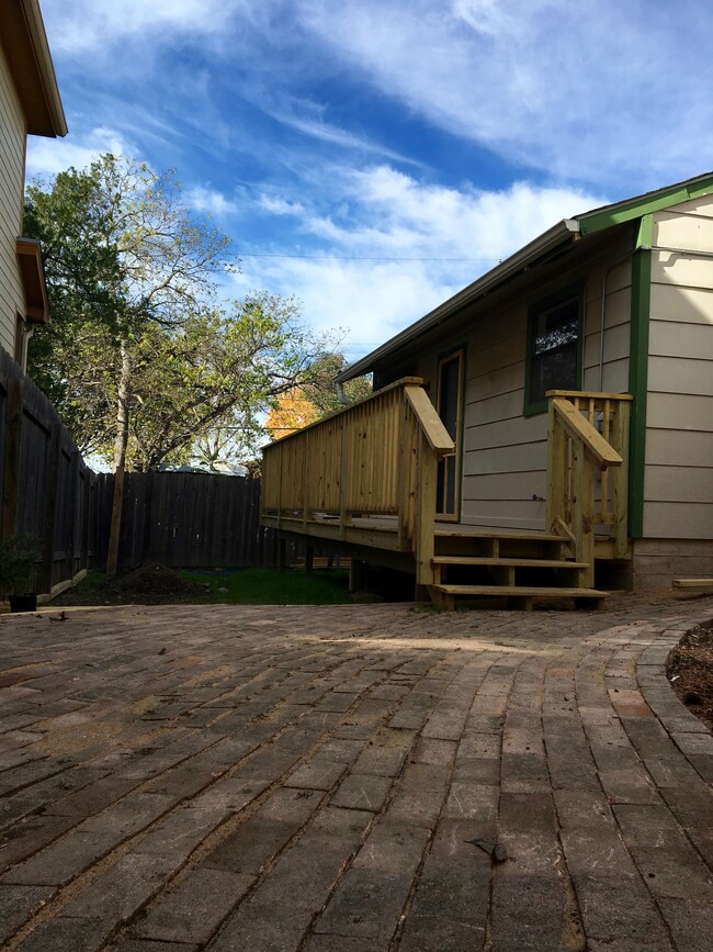 Fenced yard, new deck - 5402-B Roosevelt Ave Casa Adosada