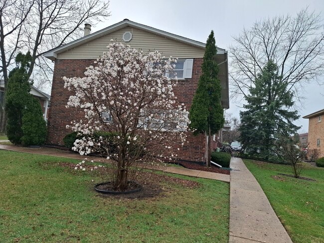 Building Photo - 15240 El Cameno Ter Unit 2E