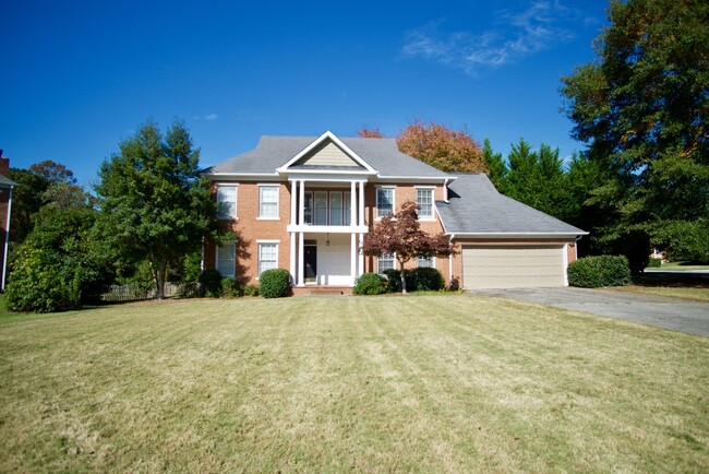 Dunwoody Living at Its Best – Spacious 4BR... - Dunwoody Living at Its Best – Spacious 4BR... House