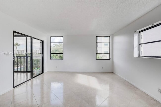Photo - 2205 S Cypress Bend Dr Unidad 508
