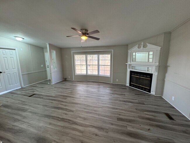 Photo - 3 Bed/ 2 Bath Home Off of White Drive