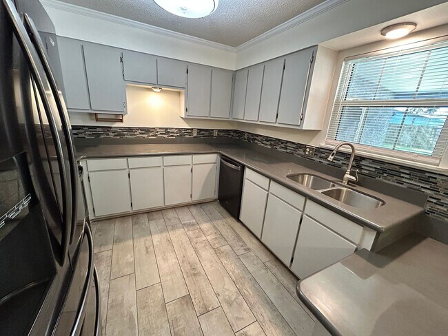 Photo - 208 Randy Rd