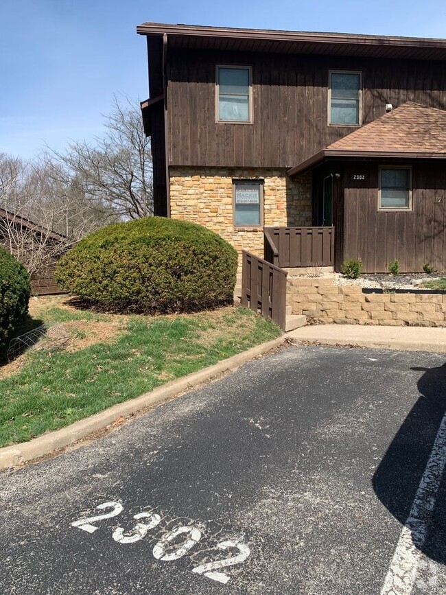 Building Photo - 3 bedroom Townhouse on Bloomington's South...