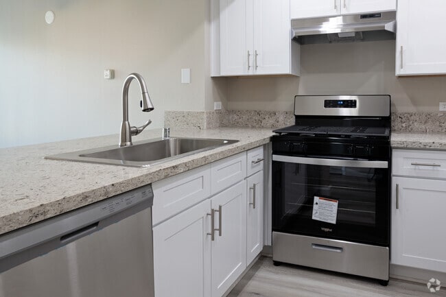 2BR, 2BA - 960SF