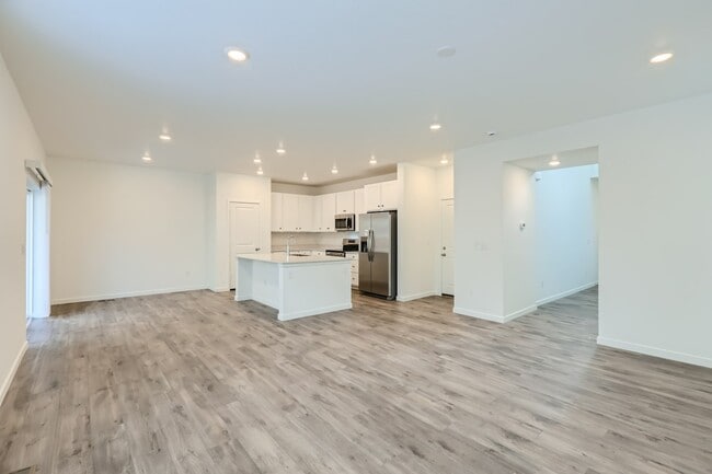 Photo - 637 Thistle Pl