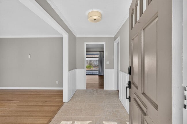 Photo - 677 Selkirk Dr
