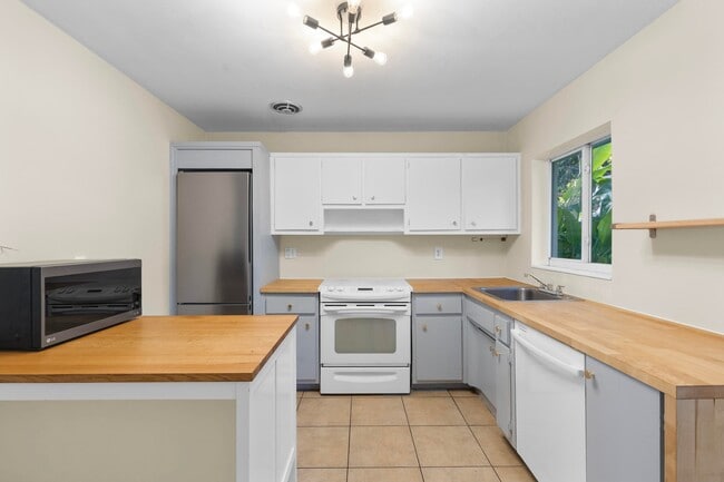 Photo - 170 NW 7th St