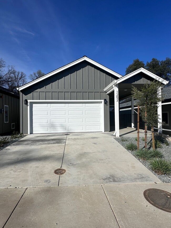 Building Photo - Brand New Build on Old Alturas - ALL Electric with City of Redding Solar!
