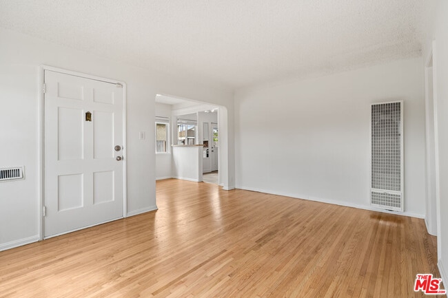 Photo - 7869 Croydon Ave