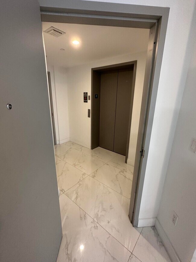 Photo - 488 NE 18th St Unidad 211