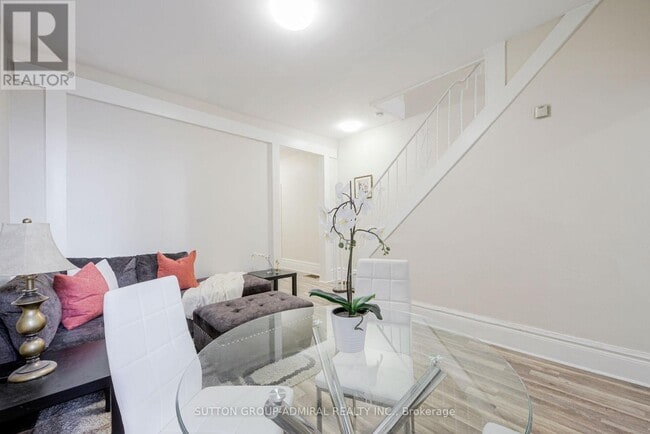 Photo - 1934 Queen St E Unit Upper