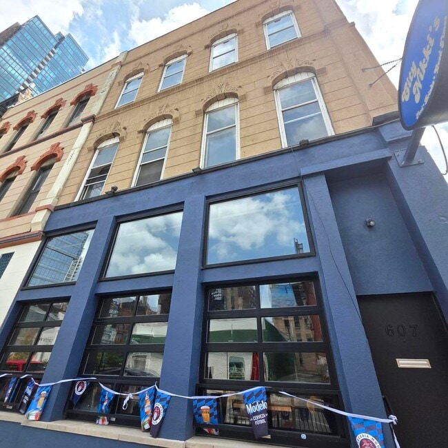 Building Photo - 607 N Wells St