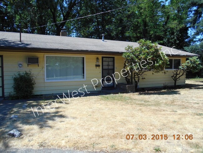 Building Photo - 3 Bedroom Ranch Style on Cul De Saq with Fenced Yard, Wood Stove & Garage!