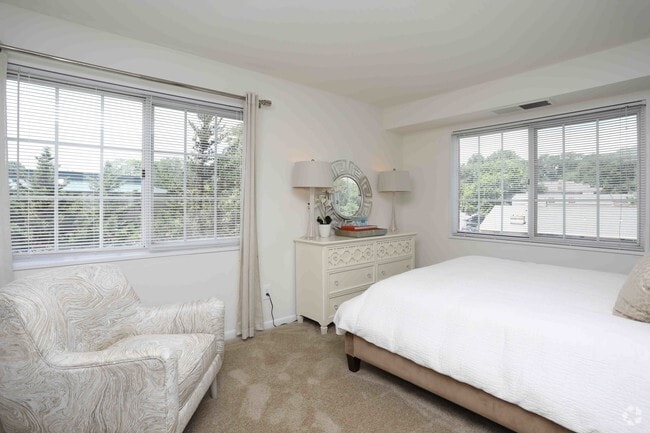 2BR, 1BA - 897 SF