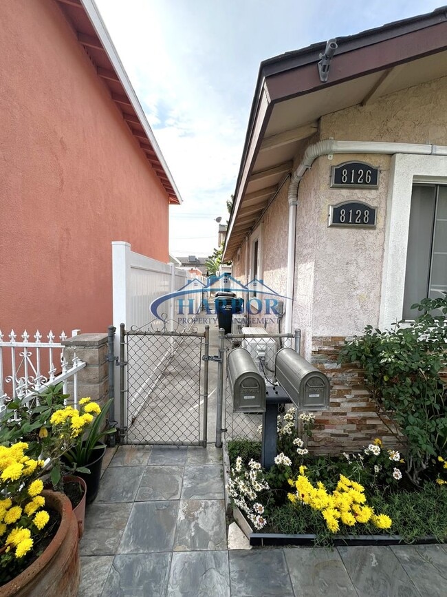 Building Photo - Charming Downey Duplex with Upgrades and Two-Car Garage