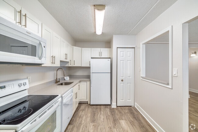 2BR, 2BA - 1,110SF - Kitchen - Park at Westminster