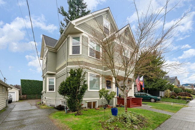 Photo - 5523 Woodlawn Ave N