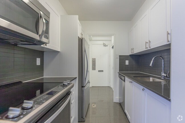 1BR, 1BA - 643SF - Kitchen