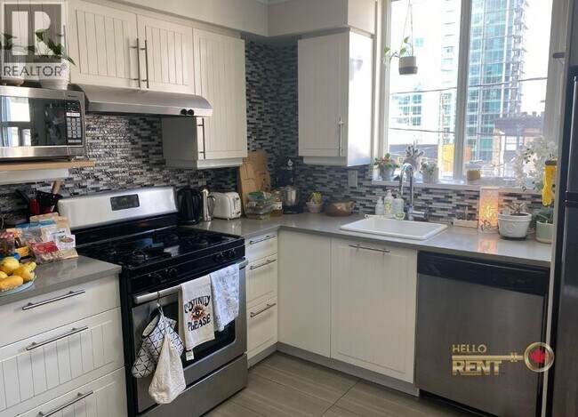 130 Lonsdale Ave Unit 101