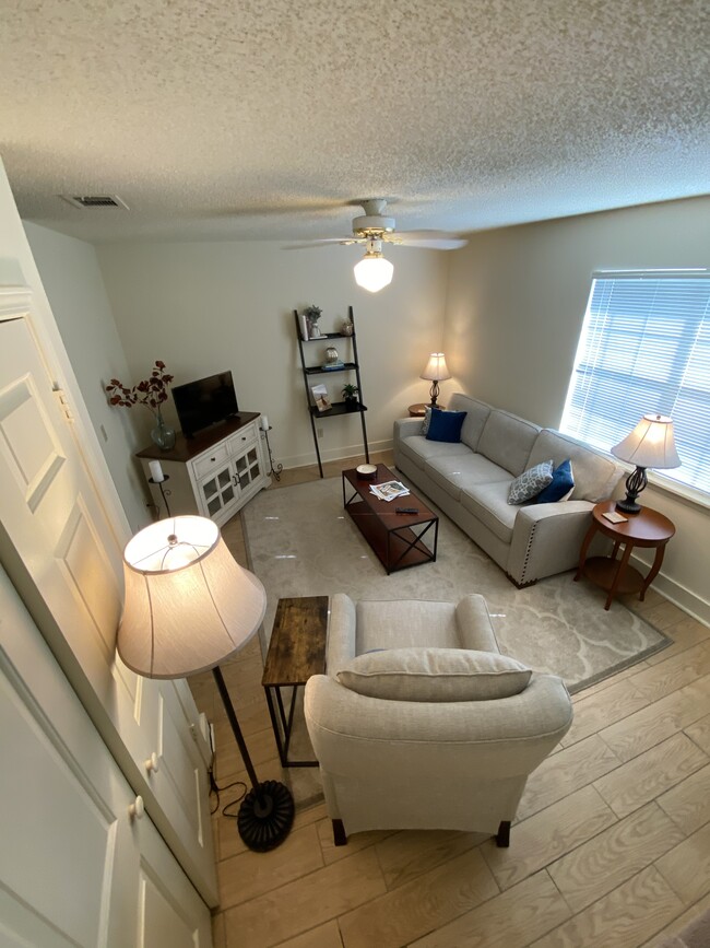 Den with coat closet & ceiling fan, new floors - 111 Michael Dr Apartamentos Unidad 111