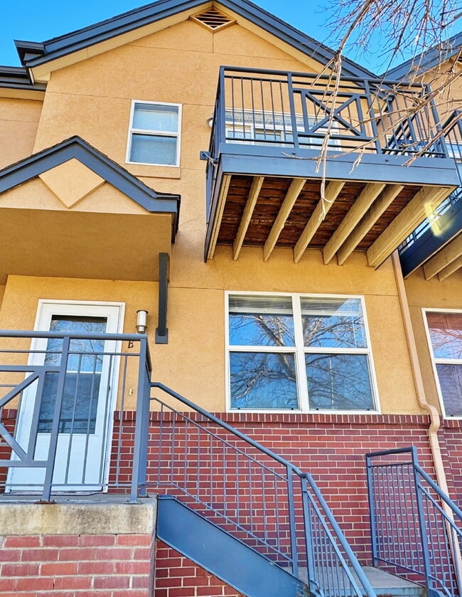 Building Photo - Spacious 2 Bed 2 Bath Townhome across from Aurora Mall and I-225, Close to Buckley SFB! Unit -E