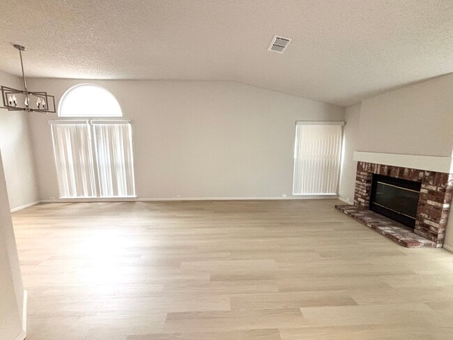 8079 Darien Cir