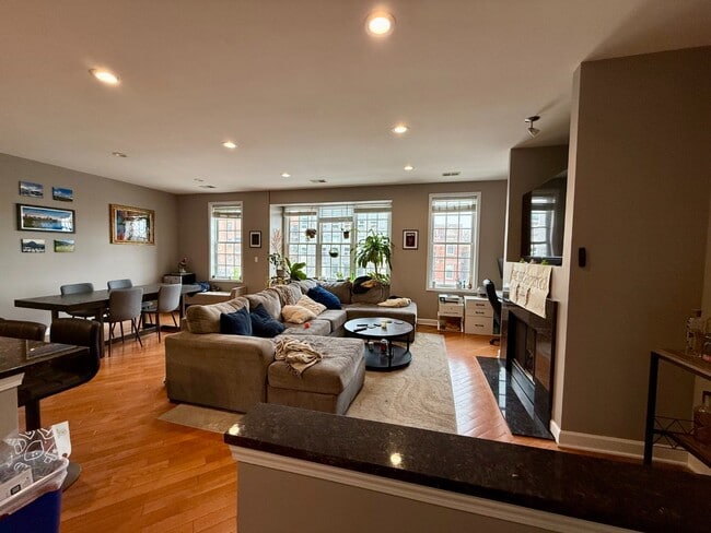 Photo - Stunning 2 Bed 2 Bath in the Wicker Park area Unit 2