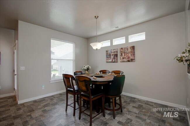 Photo - 3 Bedroom 2.5 Home with a 2 Car Garage Meridian