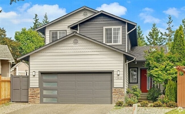 Building Photo - Beautifully remodeled 4bd, 3ba home in EVE...