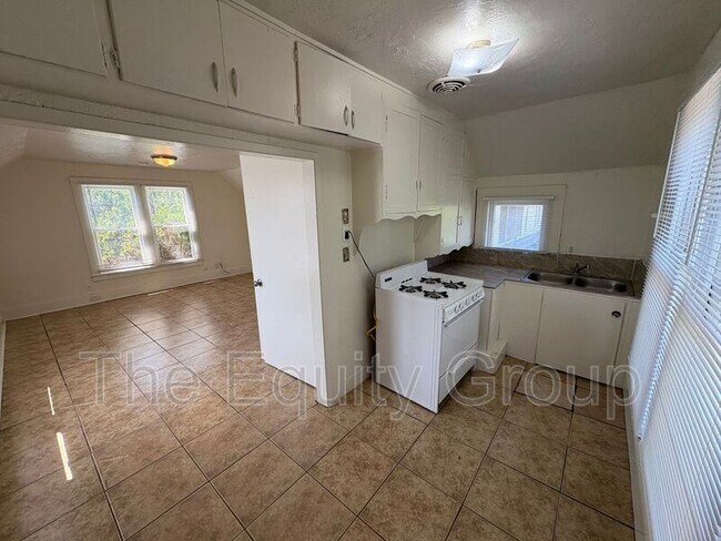 Photo - 467 1/2 N Alta Ave