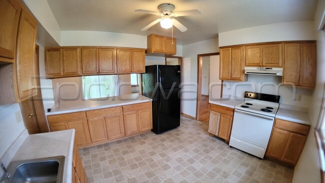 Photo - 827 Suburban St NE